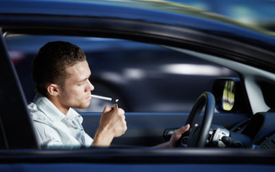 El peligro de fumar mientras se conduce